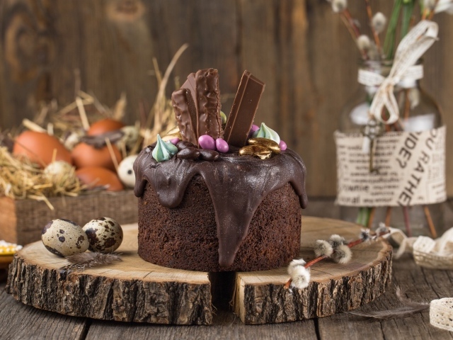 Пасхальный кулич с шоколадной глазурью и сладостями на праздник Пасха