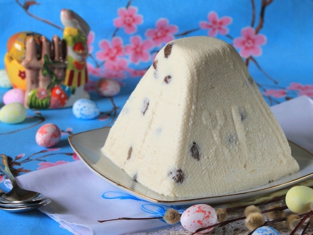 Медовая творожная пасха с изюмом на праздник 