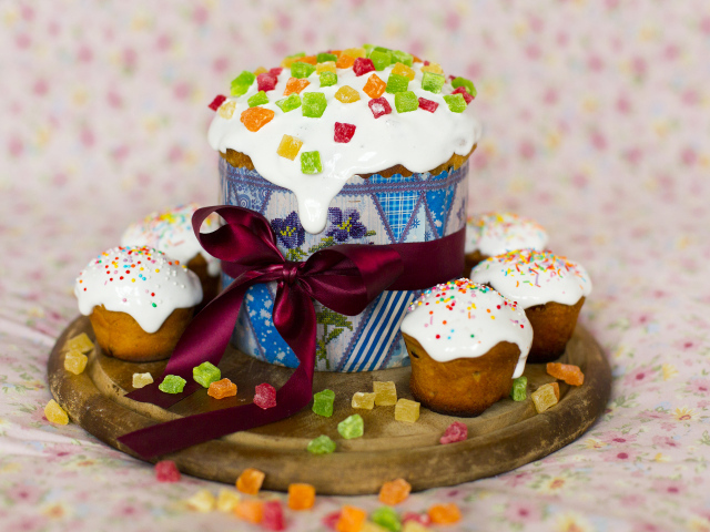 Куличи с цукатами на доске на Светлый праздник Пасха