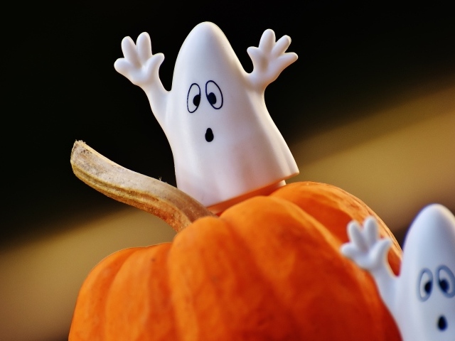 Игрушечные призраки на тыкве на Хэллоуин 
