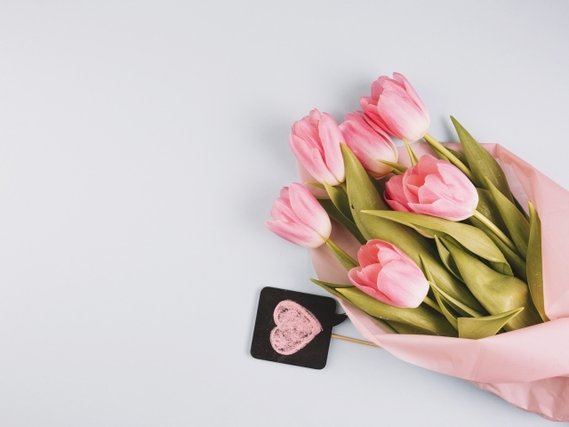Букет розовых тюльпанов на сером фоне, шаблон для открытки на 8 марта