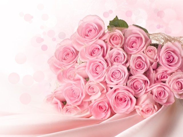 Красивый большой букет розовых роз на Международный женский день 8 марта