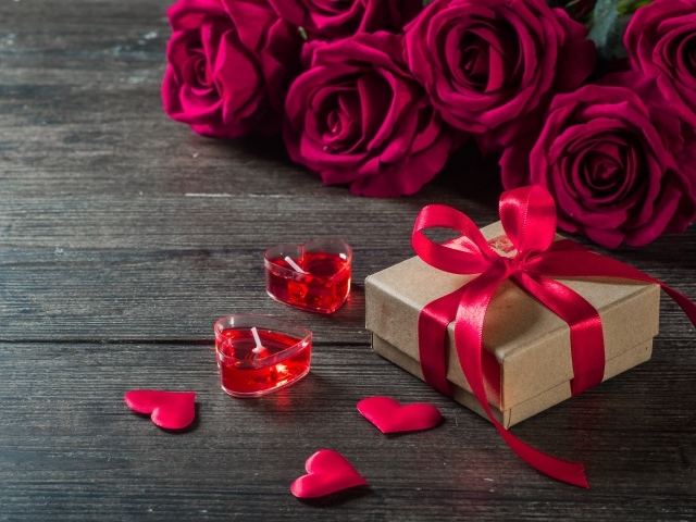 Букет роз, свечи и подарок любимой на Международный женский день 8 марта