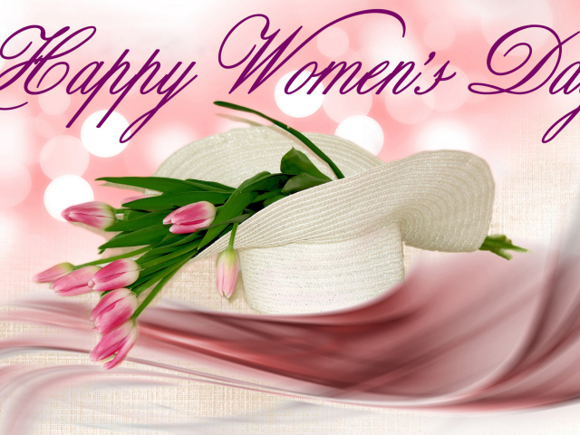 Белая шляпа с розовыми тюльпанами на Международный женский день 8 марта