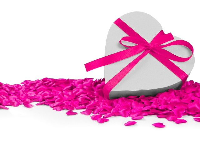 Большая подарочная коробка в форме сердца с маленькими сердечками на белом фоне подарок любимой 