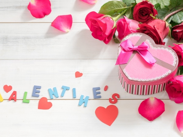 Подарок в форме сердца с розами на день Святого Валентина 14 февраля 