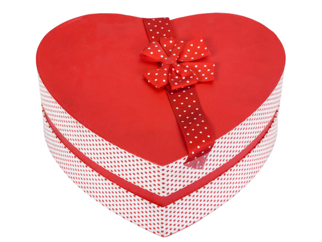 Красивая коробка в форме сердца на белом фоне