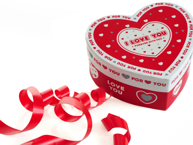 Красивая коробка в форме сердца на белом фоне с красной лентой