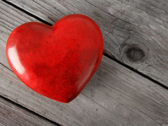 Большое красное сердце на деревянном столе