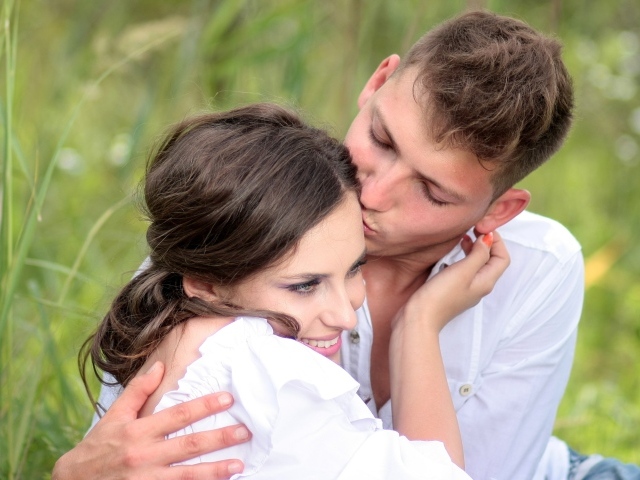 Влюбленный парень целует девушку 