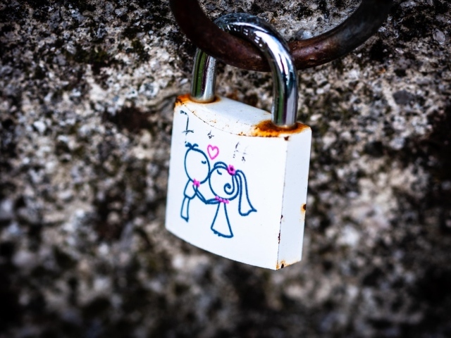 Замок влюбленных у стены 