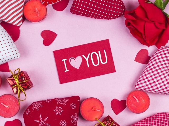 Сердечки, свечи и роза вокруг надписи Я тебя люблю 
