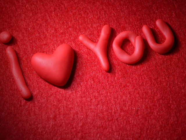 Пластилиновая надпись на красном фоне 