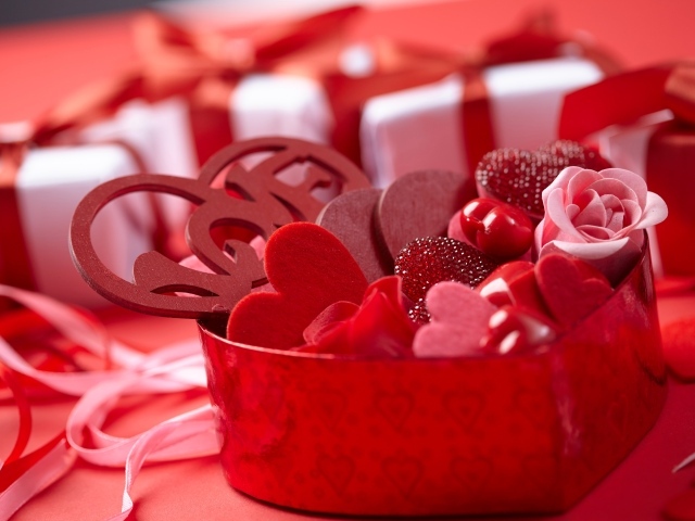Красная коробка с сердечками и розами в подарок