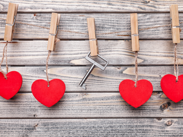 Красные сердечки на нитках на прищепках с ключом 