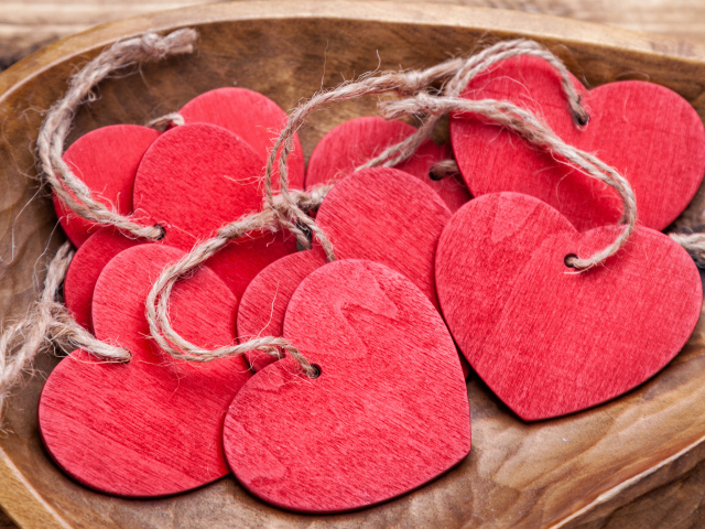Красные деревянные сердечки на нитках в деревянной коробке