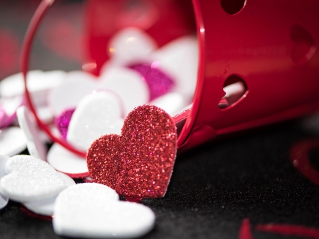 Маленькие блестящие сердечки в красном ведерке