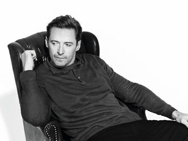 Актер Хью Джекман в кресле черно-белое фото