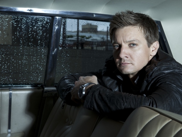 Актер Джереми Реннер сидит в машине 