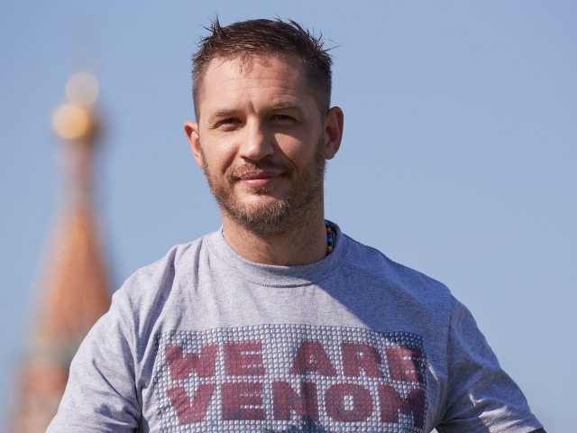 Актер Том Харди на голубом фоне