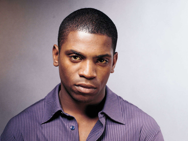 Американский актер Мекай Файфер на сером фоне