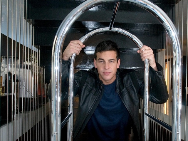 Красивый мужчина, актер Марио Касас