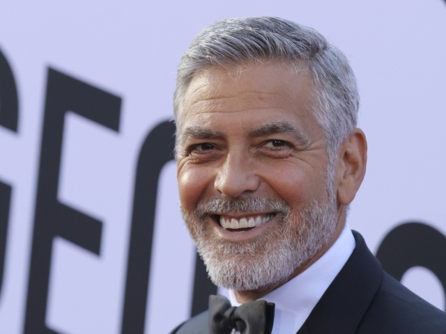 Улыбающийся мужчина актер Джордж Клуни