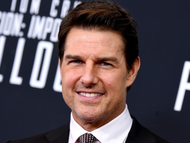 Стильный улыбающийся мужчина, актер Том Круз