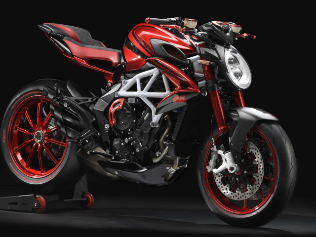 Мотоцикл Agusta Brutale 800 RR LH44 на черном фоне