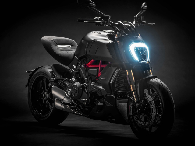Черный мотоцикл Ducati Diavel 1260 S, 2019 года на черном фоне