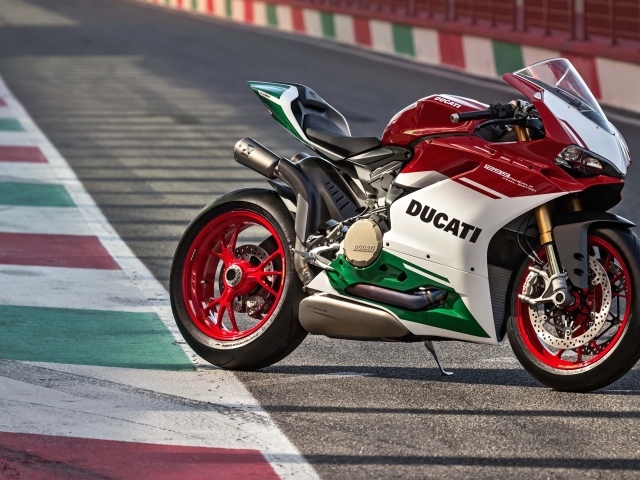 Мотоцикл Ducati 1299 на гоночной трассе