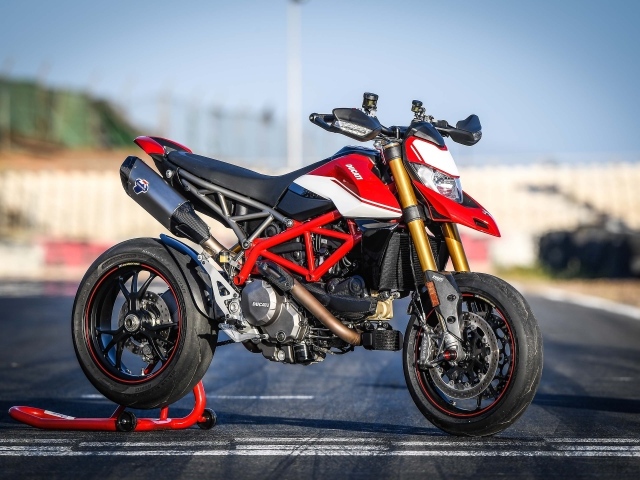 Мотоцикл Ducati Hypermotard 950 SP, 2019 года на асфальте