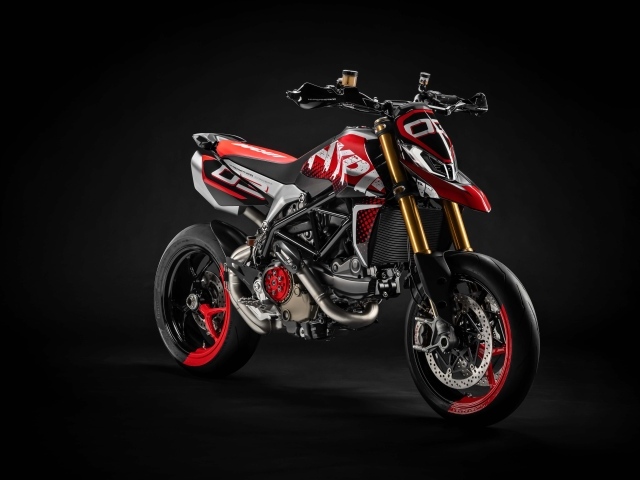 Мотоцикл Ducati Hypermotard 950 на сером фоне
