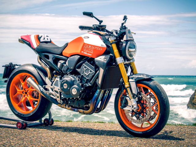 Большой мотоцикл Honda CB1000R 2019 года у моря