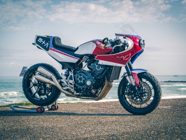 Большой мотоцикл Honda CB1000R Dirt Endurance 2019 года у воды