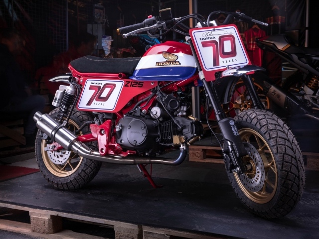 Мотоцикл honda z125 monkey в гараже