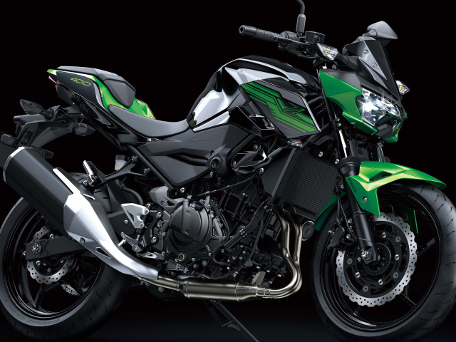 Большой мотоцикл Kawasaki Z400 на черном фоне