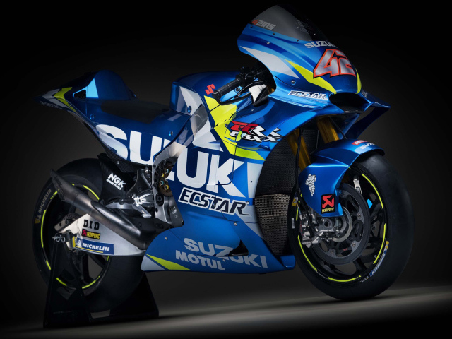 Синий мотоцикл  Suzuki GSX-RR, 2019 года на сером фоне