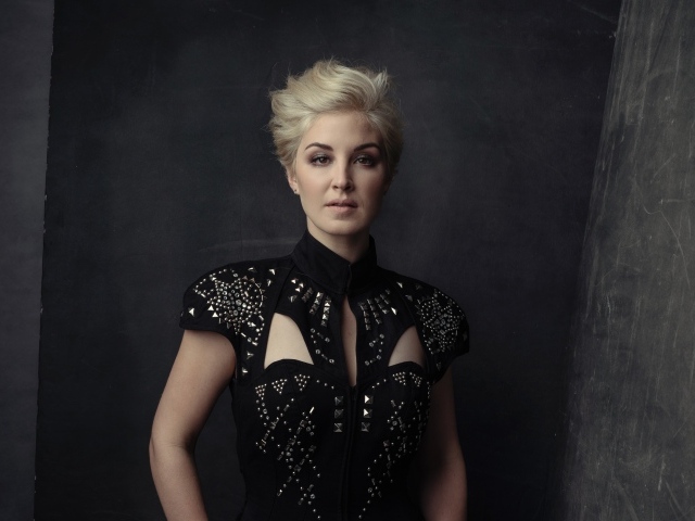 Американская кантри певица Мэгги Роуз в красивом платье 