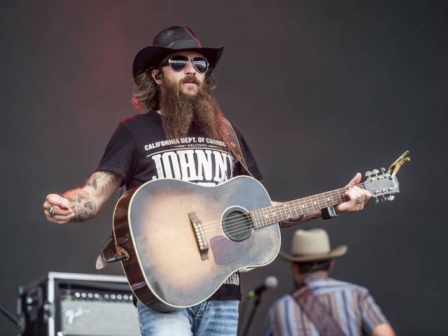 Американский певец Коди Джинкс с гитарой на сцене