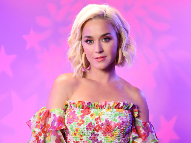 Красивая нежная девушка блондинка, певица Кэти Перри