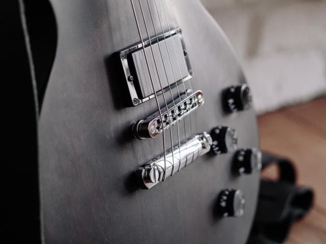 Струны электрогитары крупным планом