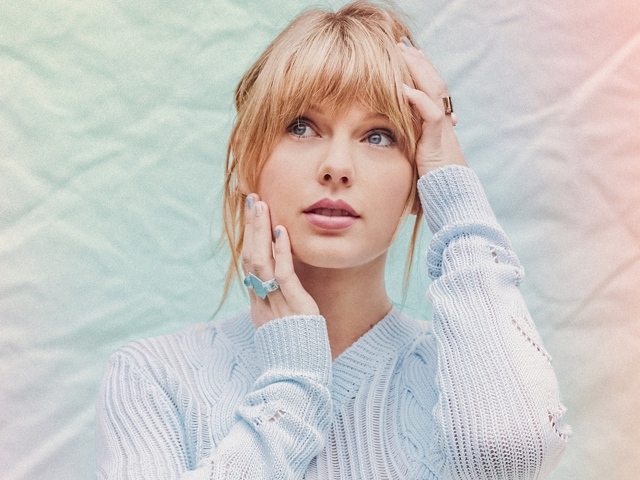 Рыжеволосая девушка, певица Тейлор Свифт