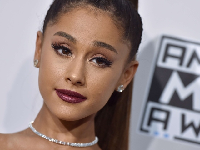 Певица Ариана Гранде лицо крупным планом