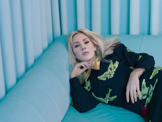 Певица Элли Голдинг лежит на голубом диване