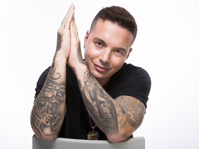 Певец Джей Бальвин с татуировками на руках