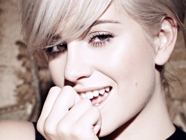 Певица  Пикси Лотт кусает пальцы