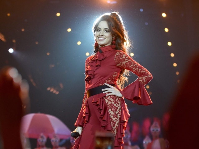 Улыбающаяся певица Камила Кабельо на сцене