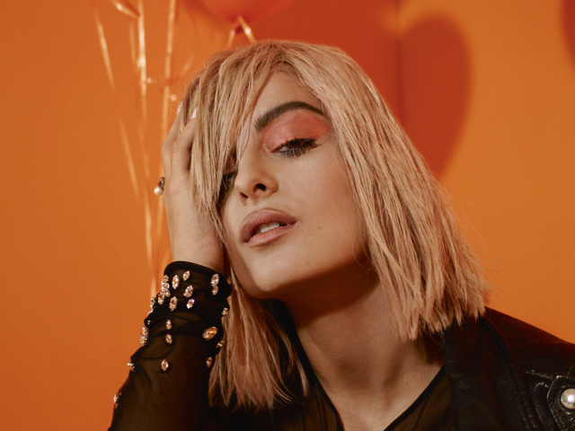 Эффектная певица Биби Рекса в черной кожаной куртке