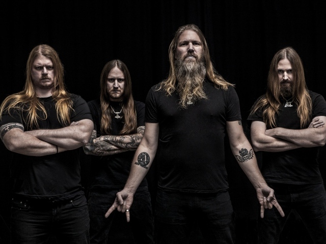 Шведская метал-группа Amon Amarth на черном фоне